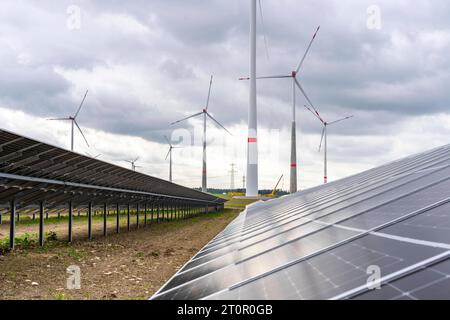 Windpark und großflächige Photovoltaik Anlage, nordöstlich von Bad Wünnenberg, beim Dorf Elisenhof, an der Autobahn A44, NRW, Deutschland Windpark und PV *** Parco eolico e grande impianto fotovoltaico, a nord-est di Bad Wünnenberg, vicino al villaggio di Elisenhof, sulla superstrada A44, NRW, Germania Parco eolico e PV crediti: Imago/Alamy Live News Foto Stock