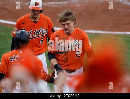 Baltimora, Stati Uniti. 8 ottobre 2023. I Baltimore Orioles Gunnar Henderson si congratulano con Aaron Hicks dopo aver segnato un singolo a due punti rbi nel primo inning contro i Texas Rangers ad Oriole Park a Camden Yards a Baltimora domenica 8 ottobre 2023. Foto di Tasos Katopodis/UPI credito: UPI/Alamy Live News Foto Stock