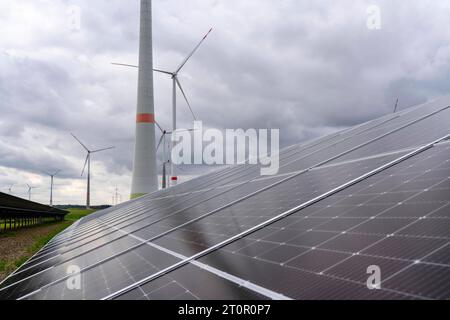 Windpark und großflächige Photovoltaik Anlage, nordöstlich von Bad Wünnenberg, beim Dorf Elisenhof, an der Autobahn A44, NRW, Deutschland Windpark und PV *** Parco eolico e grande impianto fotovoltaico, a nord-est di Bad Wünnenberg, vicino al villaggio di Elisenhof, sulla superstrada A44, NRW, Germania Parco eolico e PV crediti: Imago/Alamy Live News Foto Stock