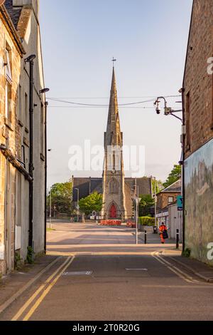 Chiesa di Scozia, Chiesa Parrocchiale di Invergordon con facciata dell'edificio davanti all'alba, foto verticale Foto Stock