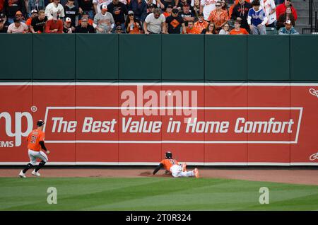 Baltimora, Stati Uniti. 8 ottobre 2023. Il centrocampista dei Baltimore Orioles Cedric Mullins (R) e il centrocampista sinistro Austin Hays non possono raggiungere una linea drive dei Texas Rangers Leody Taveras nel secondo inning in gara 2 di una MLB American League Division Series ad Oriole Park a Camden Yards a Baltimora domenica 8 ottobre 2023. I Rangers segnarono due punti sul doppio di Taveras. Foto di Tasos Katopodis/UPI credito: UPI/Alamy Live News Foto Stock