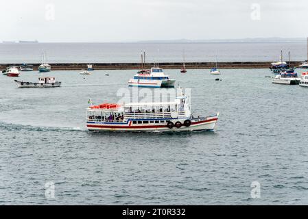 Salvador, Bahia, Brasile - 8 ottobre 2023: Barche passeggeri e da pesca che navigano nella baia di Todos os Santos nella città di Salvador, Bahia. Foto Stock