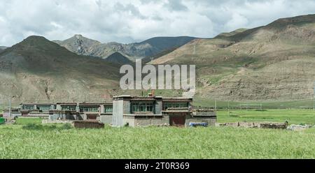Tipiche case tibetane lungo la strada per il monastero di Sakya, la prefettura di Shigatse, il Tibet e la Cina Foto Stock