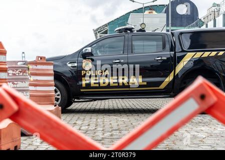 Salvador, Bahia, Brasile - 8 ottobre 2023: Auto della polizia federale Ford, parcheggiata nel porto marittimo della città di Salvador, Bahia. Foto Stock