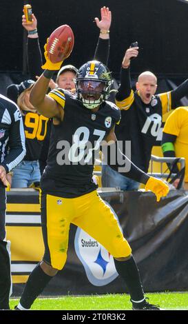Pittsburgh, Stati Uniti. 8 ottobre 2023. Il tight end dei Pittsburgh Steelers Rodney Williams (87) celebra la safety nel quarto periodo degli Steelers 17-10 contro i Baltimore Ravens all'Acrisure Stadium di domenica 8 ottobre 2023 a Pittsburgh. Foto di Archie Carpenter/UPI credito: UPI/Alamy Live News Foto Stock