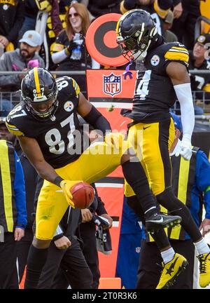 Pittsburgh, Stati Uniti. 8 ottobre 2023. Il tight end dei Pittsburgh Steelers Rodney Williams (87) e il wide receiver dei Pittsburgh Steelers George Pickens (14) celebrano la safety nella vittoria degli Steelers 17-10 contro i Baltimore Ravens all'Acrisure Stadium domenica 8 ottobre 2023 a Pittsburgh. Foto di Archie Carpenter/UPI credito: UPI/Alamy Live News Foto Stock