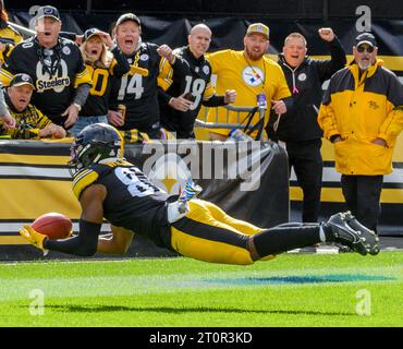 Pittsburgh, Stati Uniti. 8 ottobre 2023. Il tight end dei Pittsburgh Steelers Rodney Williams (87) si tuffa per il football a seguito di un punt bloccato nella vittoria degli Steelers 17-10 contro i Baltimore Ravens all'Acrisure Stadium di domenica 8 ottobre 2023 a Pittsburgh. Foto di Archie Carpenter/UPI credito: UPI/Alamy Live News Foto Stock