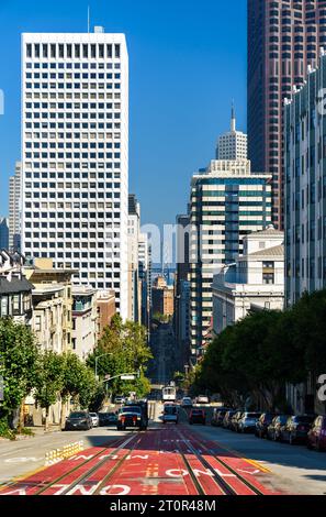 Vista classica del centro di San Francisco da California Street, Stati Uniti Foto Stock