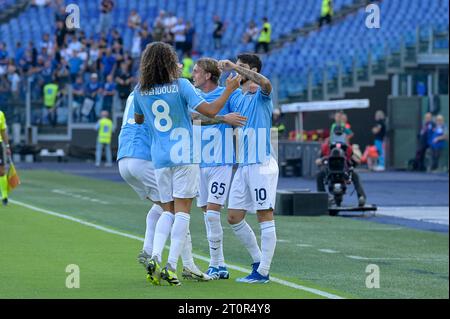 Roma, Italia, 08 Ott, 2023 i giocatori della Lazio saltano dopo aver segnato il gol 1-0 al 5° minuto nella partita Lazio vs Atalanta serie A credito: Roberto Ramaccia/Alamy Live News Foto Stock