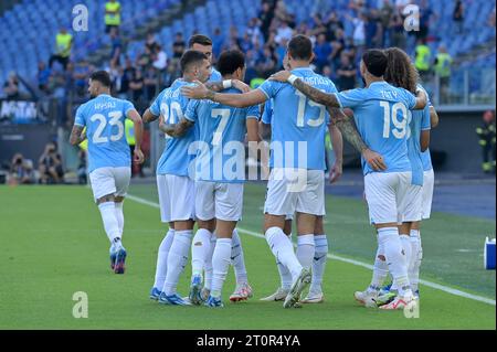 Roma, Italia, 08 Ott, 2023 i giocatori della Lazio saltano dopo aver segnato il gol 1-0 al 5° minuto nella partita Lazio vs Atalanta serie A credito: Roberto Ramaccia/Alamy Live News Foto Stock