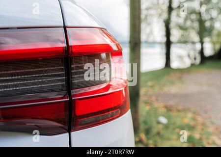 Moderno faro bianco allo xeno per auto, vista ravvicinata sul retro. Primo piano moderno dei fari Foto Stock