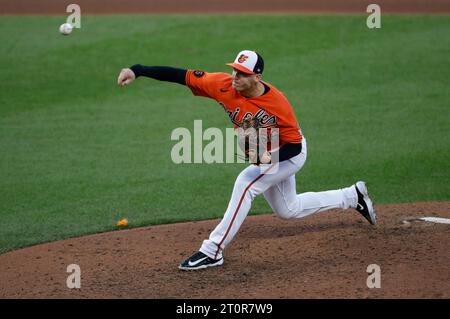 Baltimora, Stati Uniti. 8 ottobre 2023. Il lanciatore di rilievo dei Baltimore Orioles Jacob Webb lanciò il quarto inning contro i Texas Rangers in gara 2 di una MLB American League Division Series ad Oriole Park a Camden Yards a Baltimora domenica 8 ottobre 2023. Foto di Tasos Katopodis/UPI credito: UPI/Alamy Live News Foto Stock