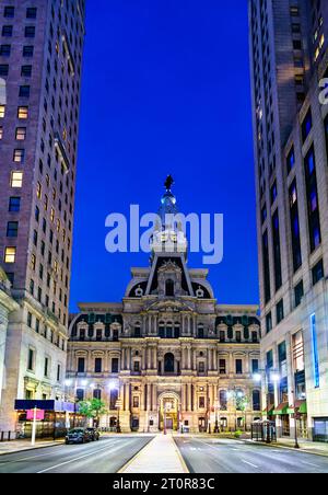 Philadelphia City Hall vista da Broad Street al tramonto in Pennsylvania, Stati Uniti Foto Stock