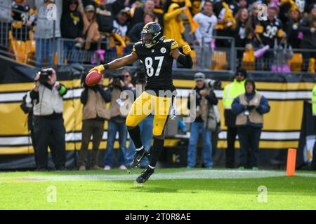 Pittsburgh, Pennsylvania, USA. 8 ottobre 2023. L'8 ottobre 2023 il tight end dei Pittsburgh Steelers Rodney Williams (87) festeggia dopo aver segnato una safety da un punt bloccato durante i Baltimore Ravens contro i Pittsburgh Steelers a Pittsburgh, Pennsylvania. Jake Mysliwczyk/AMG Media (immagine di credito: © Jake Mysliwczyk/BMR via ZUMA Press Wire) SOLO USO EDITORIALE! Non per USO commerciale! Crediti: ZUMA Press, Inc./Alamy Live News Foto Stock