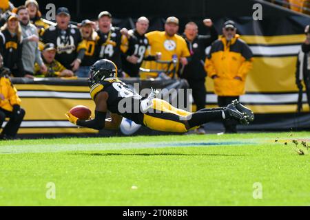 Pittsburgh, Pennsylvania, USA. 8 ottobre 2023. L'8 ottobre 2023 il tight end dei Pittsburgh Steelers Rodney Williams (87) recupera il punt bloccato, determinando una safety durante i Baltimore Ravens contro i Pittsburgh Steelers a Pittsburgh, Pennsylvania. Jake Mysliwczyk/AMG Media (immagine di credito: © Jake Mysliwczyk/BMR via ZUMA Press Wire) SOLO USO EDITORIALE! Non per USO commerciale! Crediti: ZUMA Press, Inc./Alamy Live News Foto Stock