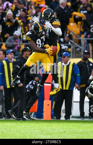 Pittsburgh, Pennsylvania, USA. 8 ottobre 2023. L'8 ottobre 2023 il tight end dei Pittsburgh Steelers Rodney Williams (87) festeggia dopo aver segnato una safety da un punt bloccato durante i Baltimore Ravens contro i Pittsburgh Steelers a Pittsburgh, Pennsylvania. Jake Mysliwczyk/AMG Media (immagine di credito: © Jake Mysliwczyk/BMR via ZUMA Press Wire) SOLO USO EDITORIALE! Non per USO commerciale! Crediti: ZUMA Press, Inc./Alamy Live News Foto Stock