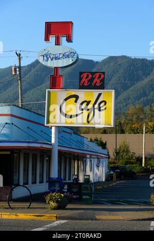 North Bend, Washington, USA - 8 ottobre 2023; insegna Twede's Cafe e Double R Diner al sole mattutino di North Bend Foto Stock