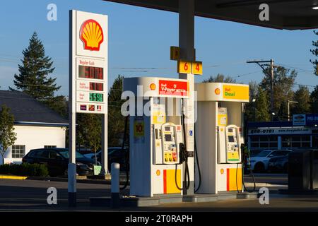 North Bend, WA, USA - 8 ottobre 2023; stazione di servizio Shell con pompa di benzina e diesel con indicazione del prezzo e del marchio Foto Stock