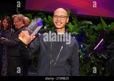 Berlino, Germania. 8 ottobre 2023. Lo scrittore e regista Dieu Hao Do mostra il suo premio dopo aver ricevuto il premio "First Steps" per i giovani registi. Il premio onora la laurea di film di scuole di cinema nei paesi di lingua tedesca al Theater des Westens. Credito: Gerald Matzka/dpa/Alamy Live News Foto Stock