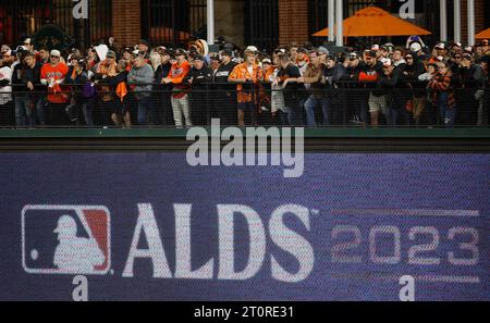 Baltimora, Stati Uniti. 8 ottobre 2023. I tifosi dei Baltimore Orioles guardano l'azione mentre gli Orioles giocano contro i Texas Rangers nella seconda partita di una MLB American League Division Series ad Oriole Park a Camden Yards a Baltimora domenica 8 ottobre 2023. Foto di Tasos Katopodis/UPI credito: UPI/Alamy Live News Foto Stock