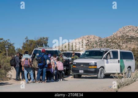 San Diego, Stati Uniti. 6 ottobre 2023. Dogane e protezione delle frontiere caricano i migranti in furgoni per portarli ai centri di lavorazione dopo che i migranti aspettavano da ore a giorni nel deserto vicino alle sorgenti termali di Jacumba, 6 ottobre 2023. **NESSUNA VENDITA A SAN DIEGO-SAN DIEGO OUT** credito: SIPA USA/Alamy Live News Foto Stock