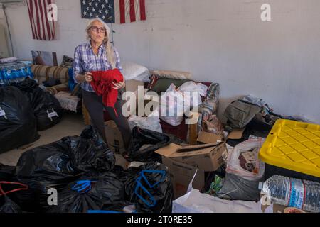 San Diego, Stati Uniti. 6 ottobre 2023. Gabrielle Schultz del gruppo di aiuti Border Kindness, organizza suplies che lei e altri volontari porteranno alle centinaia di migranti in attesa nel deserto vicino a Jacumba in California nell'Estremo Oriente nella contea di San Diego, 6 ottobre 2023. **NESSUNA VENDITA A SAN DIEGO-SAN DIEGO OUT** credito: SIPA USA/Alamy Live News Foto Stock