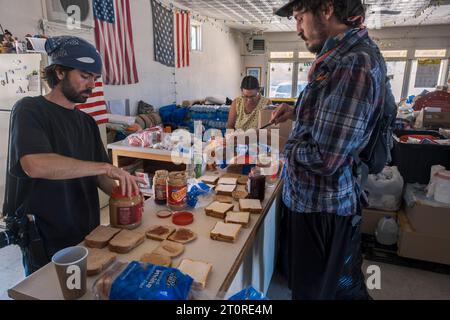 San Diego, Stati Uniti. 6 ottobre 2023. Volontari per il gruppo di mutuo soccorso Border Kindness store saplies in un centro giovanile della chiesa in disuso a Jacumba California, per migranti in attesa nel deserto per l'elaborazione dell'immigrazione, 6 ottobre 2023. **NESSUNA VENDITA A SAN DIEGO-SAN DIEGO OUT** credito: SIPA USA/Alamy Live News Foto Stock
