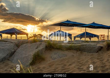 Immagine dell'alba della luce del sole che passa attraverso le cabine sulla spiaggia di Block Island, RI. Foto Stock