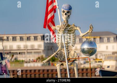 Immagine casuale di uno scheletro pirata che regge una bandiera americana a Block Island, RI. Foto Stock