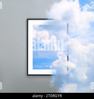 Cielo con nuvole che si diffondono dall'immagine su sfondo grigio chiaro Foto Stock