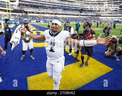 Inglewood, California, USA. 8 ottobre 2023. Il quarterback dei Philadelphia Eagles Jalen Hurts (1) festeggia dopo la partita di football tra i Philadelphia Eagles e i Los Angeles Rams a Inglewood, California. Credito fotografico obbligatorio : Charles Baus/CSM/Alamy Live News Credit: Cal Sport Media/Alamy Live News Foto Stock