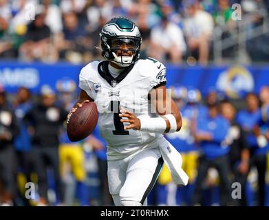 Inglewood, California, USA. 8 ottobre 2023. Il quarterback dei Philadelphia Eagles Jalen Hurts (1) si arrampica con la palla durante la partita di football tra i Philadelphia Eagles e i Los Angeles Rams a Inglewood, California. Credito fotografico obbligatorio : Charles Baus/CSM/Alamy Live News Credit: Cal Sport Media/Alamy Live News Foto Stock