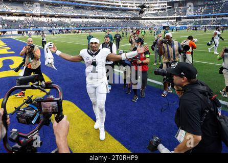 Inglewood, California, USA. 8 ottobre 2023. Il quarterback dei Philadelphia Eagles Jalen Hurts (1) festeggia dopo la partita di football tra i Philadelphia Eagles e i Los Angeles Rams a Inglewood, California. Credito fotografico obbligatorio : Charles Baus/CSM/Alamy Live News Credit: Cal Sport Media/Alamy Live News Foto Stock