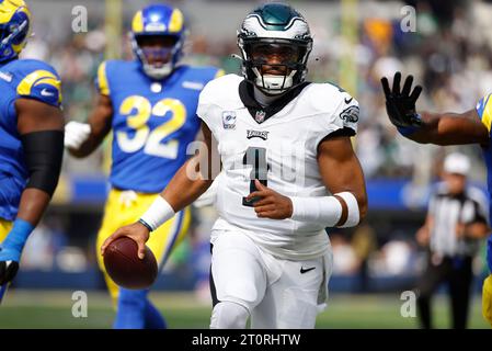 Inglewood, California, USA. 8 ottobre 2023. Il quarterback dei Philadelphia Eagles Jalen Hurts (1) si arrampica con la palla durante la partita di football tra i Philadelphia Eagles e i Los Angeles Rams a Inglewood, California. Credito fotografico obbligatorio : Charles Baus/CSM/Alamy Live News Credit: Cal Sport Media/Alamy Live News Foto Stock