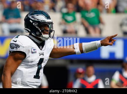 Inglewood, California, USA. 8 ottobre 2023. Il quarterback dei Philadelphia Eagles Jalen fa male (1) in azione durante la partita di football tra i Philadelphia Eagles e i Los Angeles Rams a Inglewood, California. Credito fotografico obbligatorio : Charles Baus/CSM/Alamy Live News Credit: Cal Sport Media/Alamy Live News Foto Stock