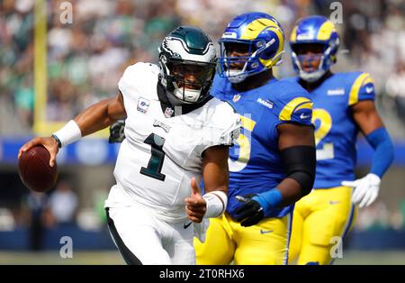 Inglewood, California, USA. 8 ottobre 2023. Il quarterback dei Philadelphia Eagles Jalen Hurts (1) si arrampica con la palla durante la partita di football tra i Philadelphia Eagles e i Los Angeles Rams a Inglewood, California. Credito fotografico obbligatorio : Charles Baus/CSM/Alamy Live News Credit: Cal Sport Media/Alamy Live News Foto Stock