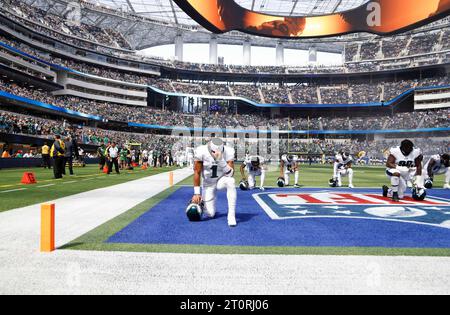 Inglewood, California, USA. 8 ottobre 2023. Il quarterback dei Philadelphia Eagles Jalen Hurts (1) in azione prima della partita di football tra i Philadelphia Eagles e i Los Angeles Rams a Inglewood, California. Credito fotografico obbligatorio : Charles Baus/CSM/Alamy Live News Credit: Cal Sport Media/Alamy Live News Foto Stock