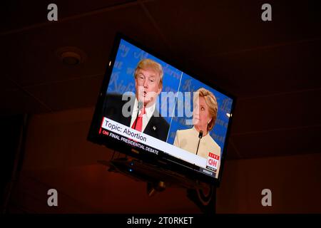 10192016 - Bloomington, Indiana. Una televisione mostra le reazioni facciali del candidato presidenziale repubblicano del 2016 Donald Trump e della democratica Hillary Clinton durante il terzo e ultimo dibattito presidenziale del 2016. Un dibattito fu organizzato dai Democratici della contea di Monroe al ristorante hamburger di Opie Taylor. Foto Stock