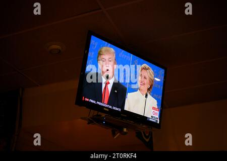 10192016 - Bloomington, Indiana. Una televisione mostra le reazioni facciali del candidato presidenziale repubblicano del 2016 Donald Trump e della democratica Hillary Clinton durante il terzo e ultimo dibattito presidenziale del 2016. Un dibattito fu organizzato dai Democratici della contea di Monroe al ristorante hamburger di Opie Taylor. Foto Stock