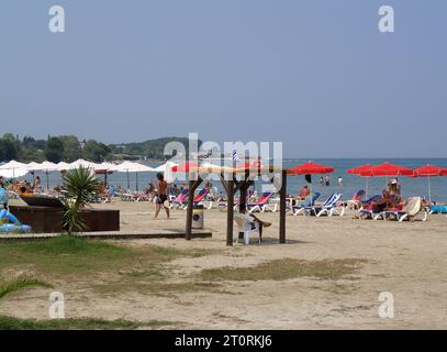 Lettini e ombrelloni a Roda Beach, Corfù, Grecia 2009 Foto Stock