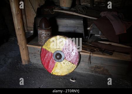 Scudo vichingo e spada all'interno della casa lunga di l'Anse aux Meadows a Newfoundland & Labrador, Canada Foto Stock