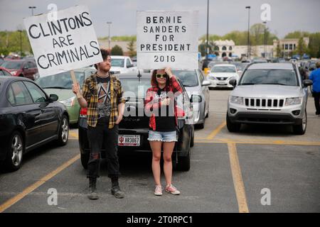 04262016 - Indianapolis, Indiana, USA: I sostenitori di Bernie protestano contro i Clintons durante una sosta elettorale di Bill Clinton presso il quartier generale della campagna di Hillary Clinton. Foto Stock