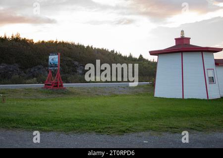 Insegna e faro Snorri Cabins a Saint Lunaire-Griquet, Terranova e Labrador, Canada Foto Stock