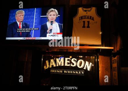 100916 - Bloomington, Indiana, USA: Hillary Clinton e Donald Trump vengono mostrati in televisione di fronte al loro secondo dibattito elettorale presidenziale del 2016 al Nick's English Hut . Foto Stock