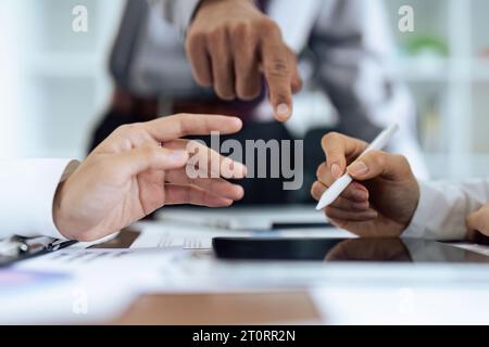 La mano donna tiene lo stilo e inserisce una firma elettronica contratto su tablet Foto Stock