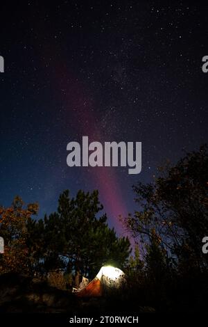 Aurora boreale su un campeggio nelle acque di confine del Minnesota settentrionale, Stati Uniti Foto Stock