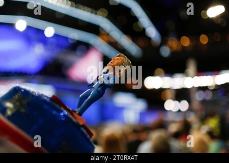 07272016 - Filadelfia, Pennsylvania, USA: Un delegato Hillary indossa una bambola Hillary Clinton sul cappello durante il terzo giorno della Convention nazionale democratica. (Jeremy Hogan/Polaris) Foto Stock