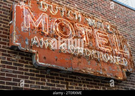 Insegna vintage al neon del 1948 Dutch Mill Motel, nel centro di Duluth, Georgia, a Parson's Alley. (USA) Foto Stock