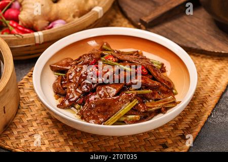 Mescolare i fegati di maiale fritti (saltati) Foto Stock