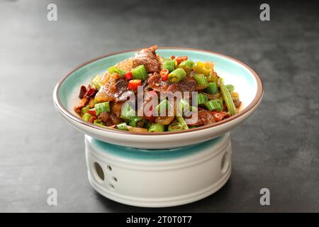 Mescolare le strisce di manzo fritte (saltate) con la pelle di manzo Foto Stock